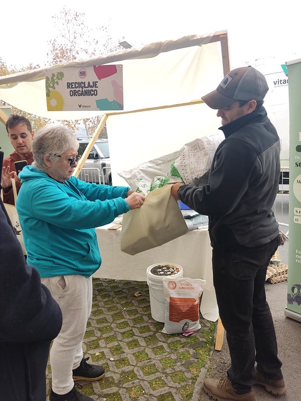 Prorama en Vitacura ha distribuido 686 kg de compost a la comunidad